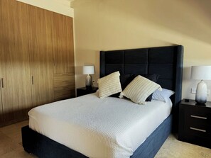 1 dormitorio, tabla de planchar con plancha, wifi y ropa de cama