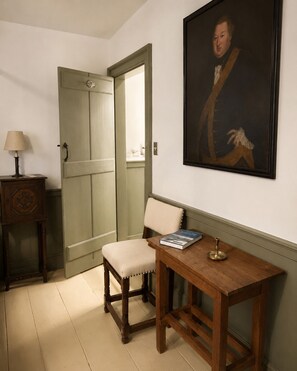 Deluxe Double Room, 1 Queen Bed, Private Bathroom, Garden View | WiFi (free)