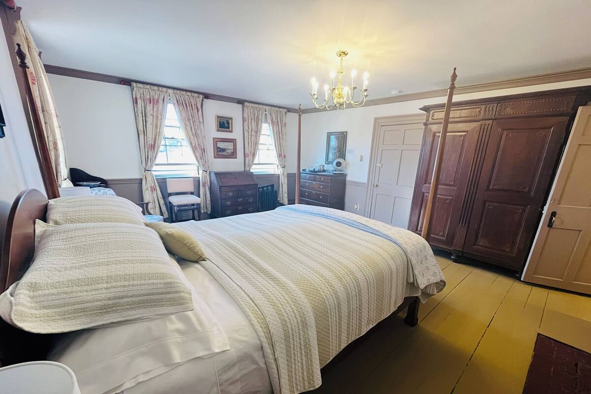 Deluxe Double Room, 1 Queen Bed, Private Bathroom, Sea View | Free WiFi