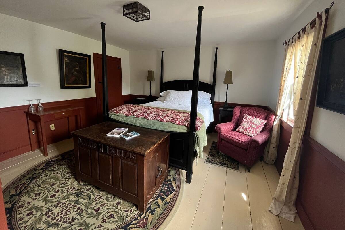 Deluxe Double Room, 1 Queen Bed, Private Bathroom, Garden View | Free WiFi