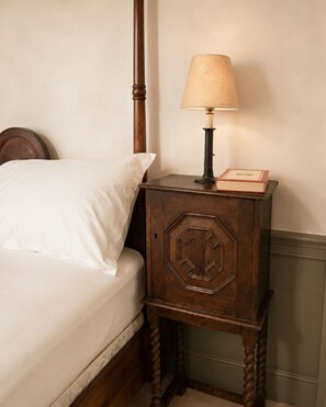 Superior Double Room | Egyptian cotton sheets, premium bedding, WiFi (free) - Bailey House Inn (Annapolis Royal)