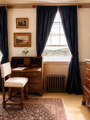 Deluxe Double Room, 1 Queen Bed, Private Bathroom, Sea View | WiFi (free)