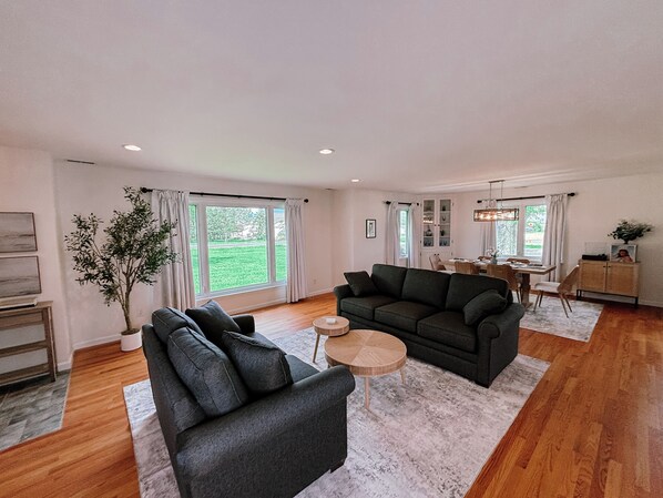 Smart TV, fireplace - The Retreat at Bonnie Blue Acres - Near Lake & Wilmington Equestrian Center (Wilmington)