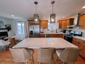 Fridge, microwave, oven, stovetop - The Retreat at Bonnie Blue Acres - Near Lake & Wilmington Equestrian Center (Wilmington)