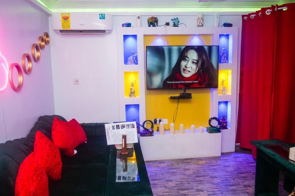 Una Smart TV, un reproductor de DVD, un reproductor estéreo