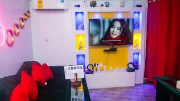 Una Smart TV, un reproductor de DVD, un reproductor estéreo