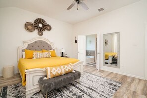 4 室のベッドルーム、デスク、アイロン / アイロン台、WiFi