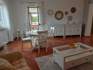 Smart-TV, Kamin, Tischtennisplatte, Bücher