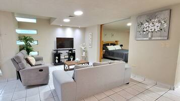 Condo, varias camas, balcón, vista al océano | Sala de estar