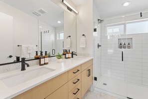 Dusche, Haartrockner, Handtücher, Seife