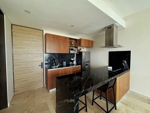 Kylskåp, mikrovågsugn, ugn och kaffe- och tebryggare