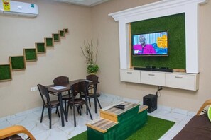 Interior - Dollys Villagio Apartments Standard Double Room A (Sekondi-Takoradi)