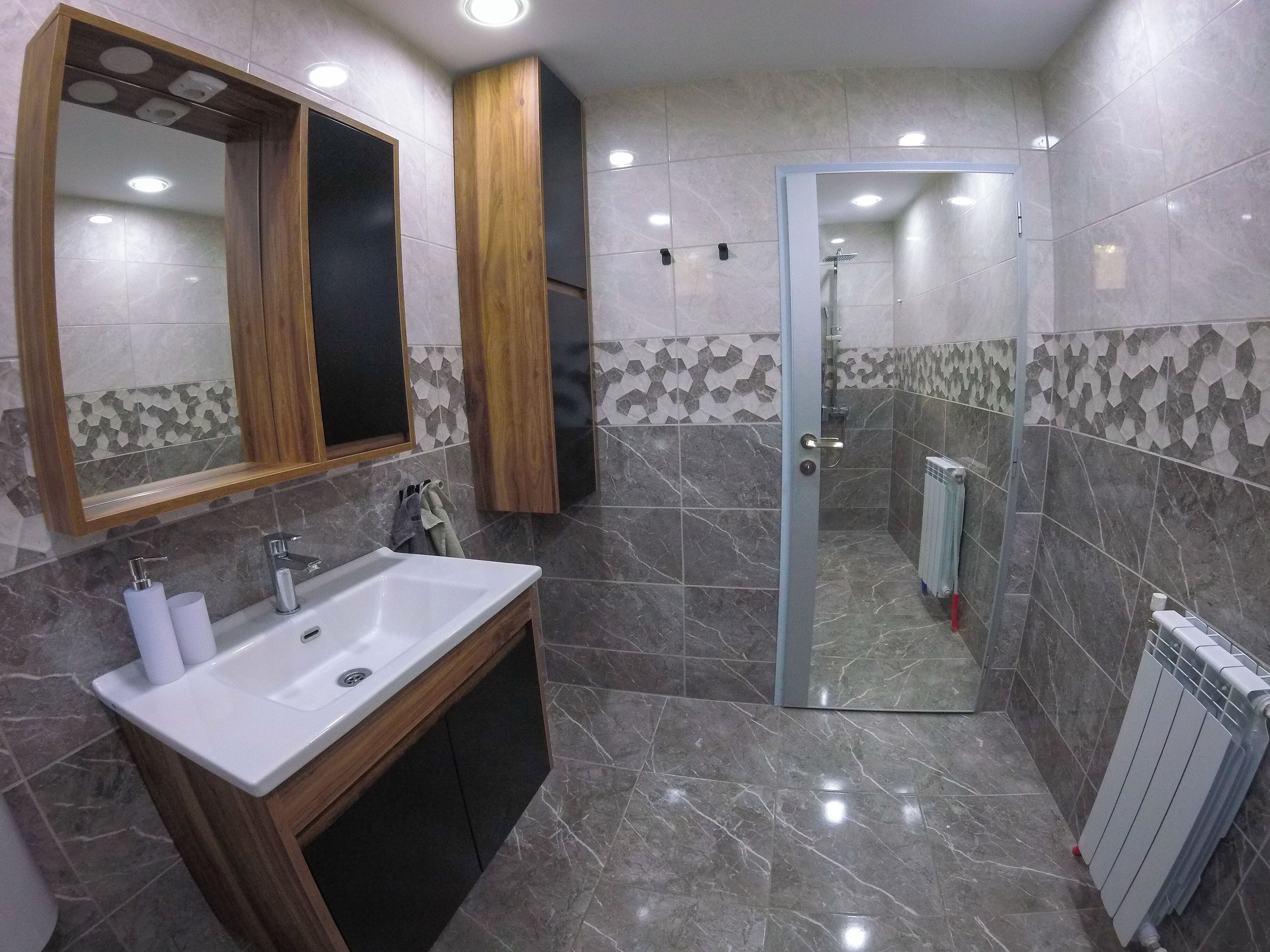 毛巾、肥皂、洗发水、卫生纸