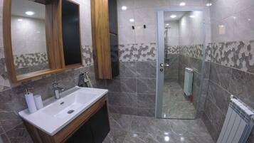 Handtücher, Seife, Shampoo, Toilettenpapier