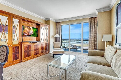 MGM Signature - 2 Minute Drive to Strip