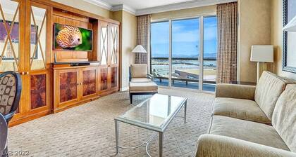 MGM Signature - 2 Minute Drive to Strip