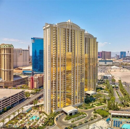 MGM Signature - 2 Minute Drive to Strip