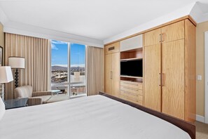 1 bedroom, desk, iron/ironing board, WiFi