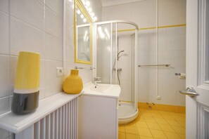 Dusche, Haartrockner, Handtücher, Toilettenpapier