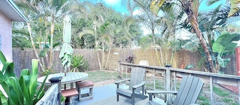 Coastal Cottage 227 - Walk to Beach, King Bed