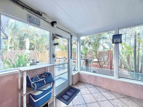 Coastal Cottage 227 - Walk to Beach, King Bed