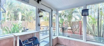 Coastal Cottage 227 - Walk to Beach, King Bed