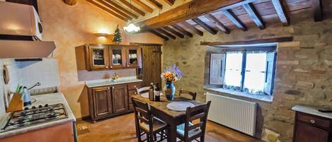 Réfrigérateur, micro-ondes, plaque de cuisson, cafetière/bouilloire