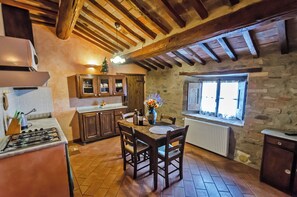 Fridge, microwave, stovetop, coffee/tea maker - La Rosa - La Fattoria (Monte Santa Maria Tiberina)