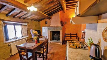 Kühlschrank, Mikrowelle, Herdplatte, Wasserkocher mit Kaffee-/Teezubehör