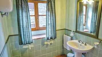 Dusche, Haartrockner, Bidet, Handtücher