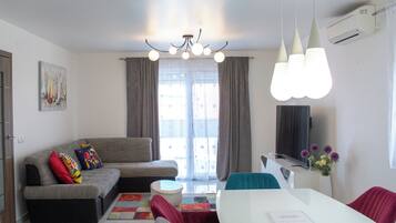 Apartamento, 2 habitaciones, no fumadores, cocina | Zona de estar | Una televisión de pantalla plana