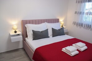 Apartment, 2 Bedrooms, Non Smoking, Kitchen | Laptop workspace, soundproofing, free WiFi