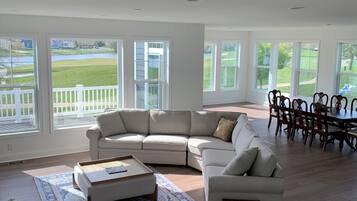 Smart TV, chimenea y monitor de computadora