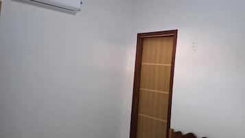Quarto duplo básico | Escrivaninha, espaço de trabalho para notebook
