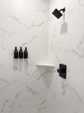 Dusche, Haartrockner, Handtücher, Seife