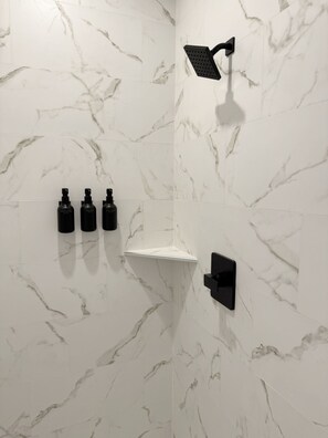 Een douche, een haardroger, handdoeken, zeep
