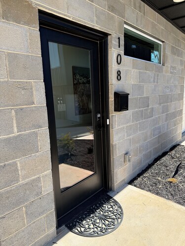 2BR 2.5 Downtown Oasis Full Kitchen, Pet Friendly, Close to Silos Food Hall