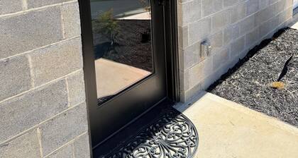 2BR 2.5 Downtown Oasis Full Kitchen, Pet Friendly, Close to Silos Food Hall