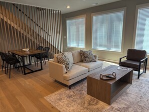 Smart TV, books - Magical Plant Based Loft Downtown Easley Near Silos and Doodle Trail (Easley)