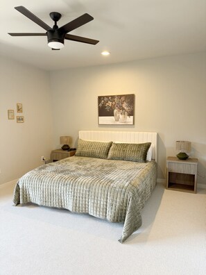 2 bedrooms, desk, iron/ironing board, free WiFi - 2BR 2.5 Downtown Oasis Full Kitchen, Pet Friendly, Close to Silos Food Hall (Easley)