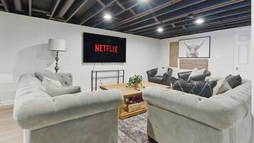 Smart TV, fireplace