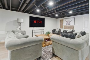 Smart TV, fireplace