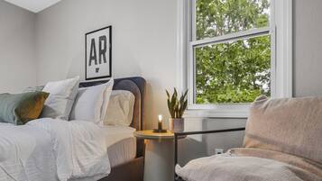 4 chambres, bureau, fer et planche à repasser, lit parapluie