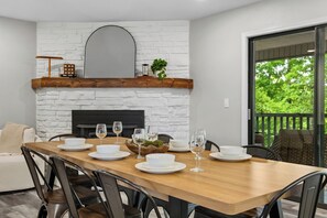 Dining - Once Upon A Trail: Direct Trail Access> 1mi to OZ Bike Park>Hot Tub>Theater Rm (Bella Vista)