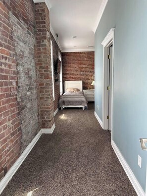 5 bedrooms, iron/ironing board, WiFi, bed sheets - The Brick-Road Penthouse, Luxury Loft (Kokomo)
