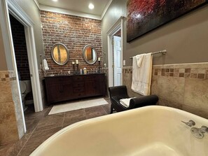 Hair dryer - The Brick-Road Penthouse, Luxury Loft (Kokomo)