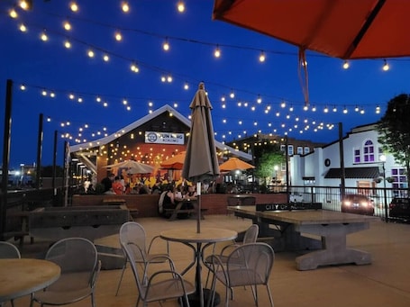 Restaurante al aire libre. The Brick-Road Penthouse, Luxury Loft