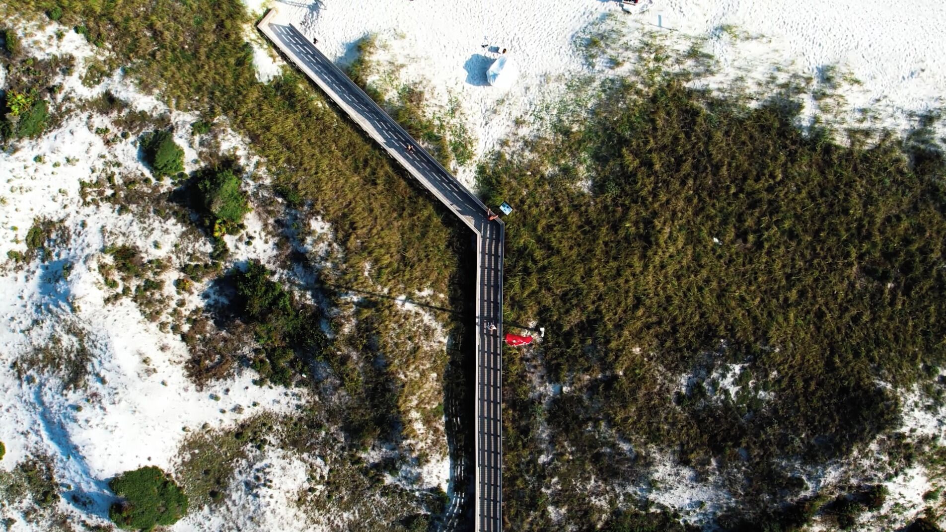 Oversigtsbillede af en bro over et skovområde med sne.