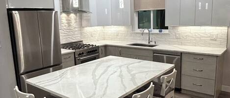 Réfrigérateur, micro-ondes, four, plaque de cuisson