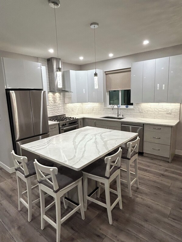 Réfrigérateur, micro-ondes, four, plaque de cuisson